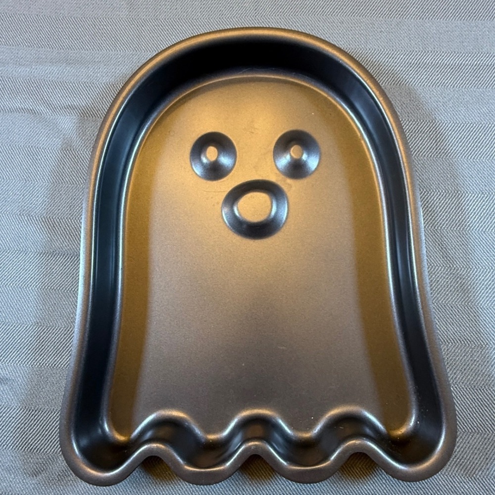 Halloween Ghost Shaped Cake Pan Non-Stick Metal Bakeware Dark Gray Spooky Decor